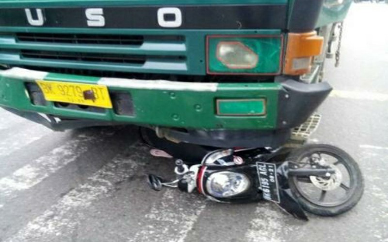 Gagal Menyalip, Remaja Putri Tewas Ditabrak dan Terseret Truk 