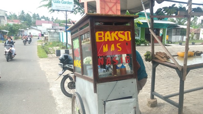 Pedagang Bakso yang Viral Ditendang hingga Jatuh Didatangi Pria Bawa Amplop Berisi Uang