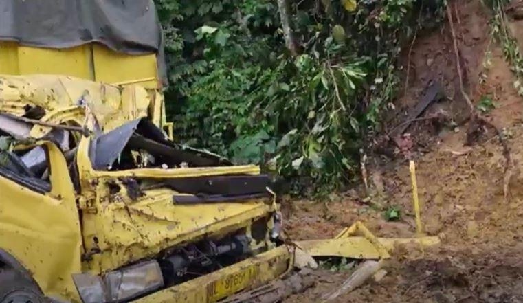 title Sopir Truk Tewas Tertimpa Longsor di Jalur Medan-Berastagi, Satu Orang Patah Tangan Sopir Truk Tewas Tertimpa Longsor di Jalur Medan-Berastagi, Satu Orang Patah Tangan
