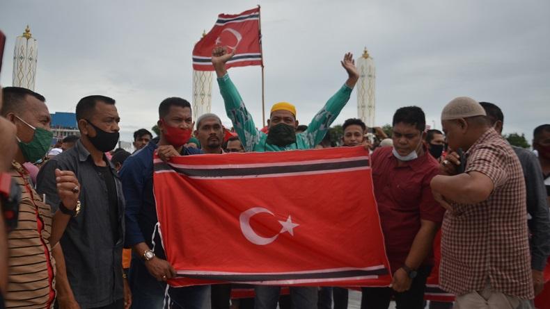 Milad Ke-44 GAM, Bendera Bulan Bintang Dikibarkan Di Masjid Raya ...