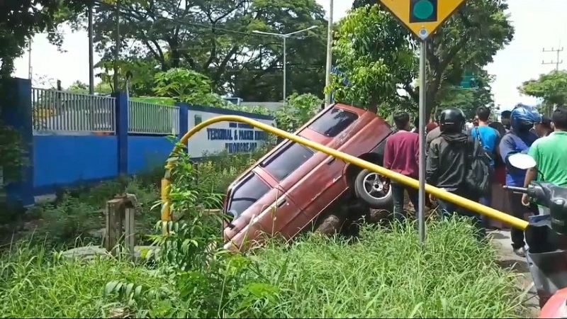 Tabrak Motor, Minibus Berisi Satu Keluarga Nyungsep ke Sungai di Pasuruan 