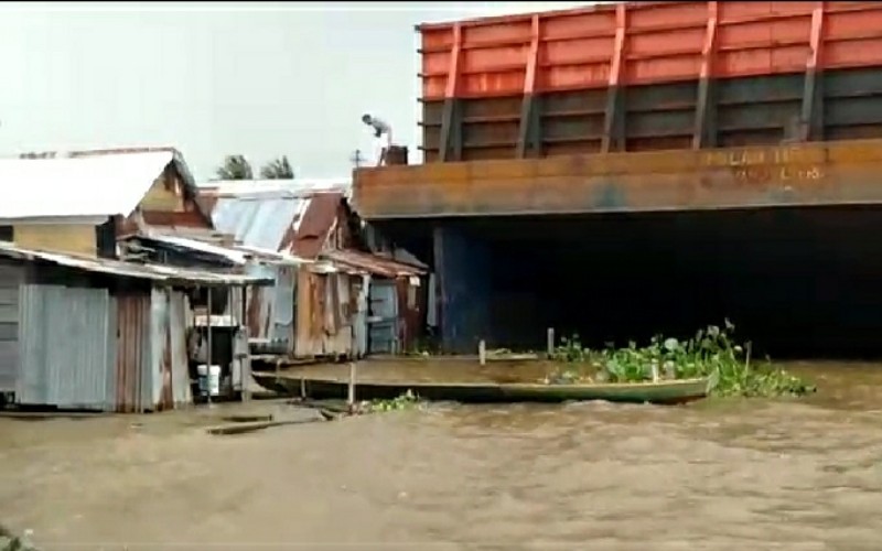 Sungai Musi Dilanda Angin Kencang, 4 Rumah Warga Hancur Ditabrak Tongkang