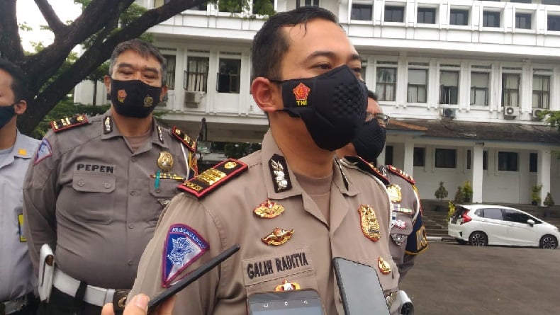 title Polrestabes Bandung Tawarkan Dua Opsi Arus Lalu Lintas di Fly Over Jakarta Polrestabes Bandung Tawarkan Dua Opsi Arus Lalu Lintas di Fly Over Jakarta