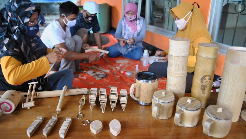 Belajar Membuat Kerajinan Tangan dari Bambu - Bagian 1