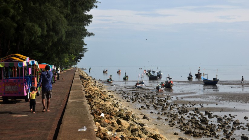 Melihat Aktivitas Nelayan Sambil Wisata di Pantai Boom Tuban - Bagian 1