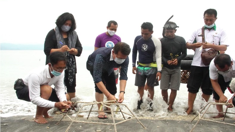 Lestarikan Alam Bawah Laut Nusa Penida, Bupati Suwirta Adopsi Karang di Desa Ped