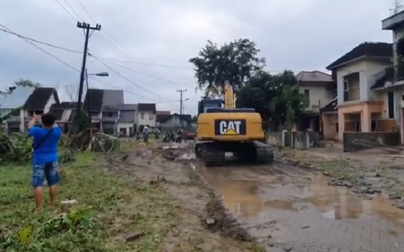 Banjir Medan, Alat Berat Dikerahkan Bersihkan Jalanan yang Tertutup Lumpur