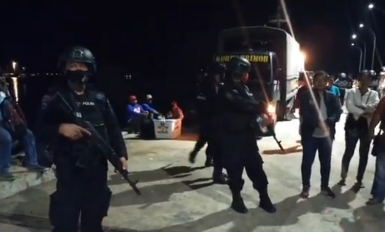 Pilkada Raja Ampat, Polisi Bersenjata Lengkap Kawal Distribusi Logistik