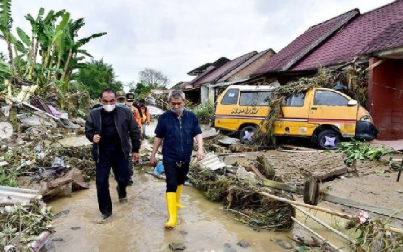 Tak Pakai Sepatu Bot, Begini Gaya Edy Rahmayadi Nyemplung ke Lokasi Banjir Medan