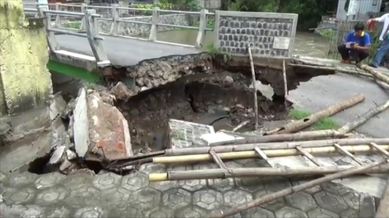 Jembatan Antardesa di Jombang Putus, Aktivitas Warga Terganggu 