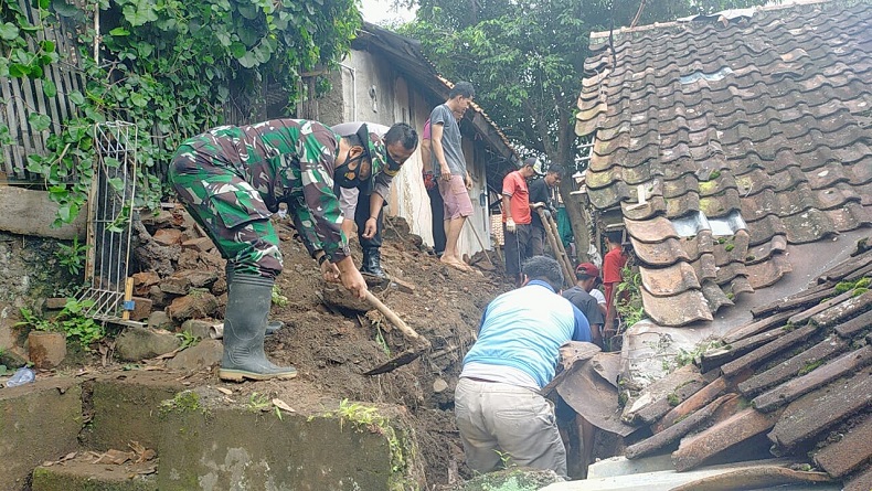 Dua Rumah Warga Majalengka Rusak Diterjang Longsor