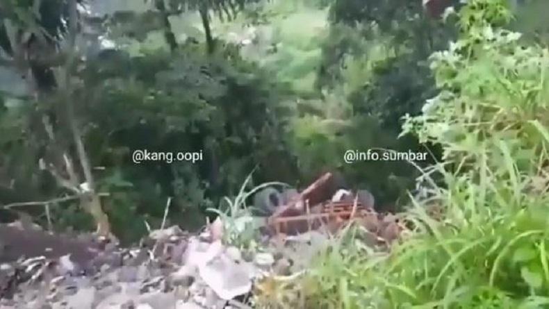 Tabrak Pembatas Jalan, Truk Tronton Masuk Jurang di Tanah Datar hingga Hancur
