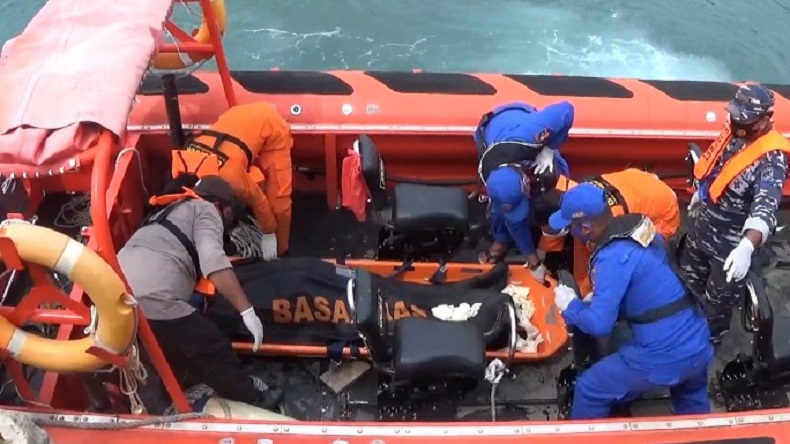 title Mayat Laki-Laki Ditemukan di Perairan Taman Nasional Komodo, Diduga ABK Kapal Pelni Mayat Laki-Laki Ditemukan di Perairan Taman Nasional Komodo, Diduga ABK Kapal Pelni