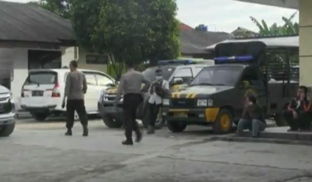 title 2 Oknum Polisi di Lampung Terlibat Perampokan Truk, Modus Jadi Juru Tagih 2 Oknum Polisi di Lampung Terlibat Perampokan Truk, Modus Jadi Juru Tagih