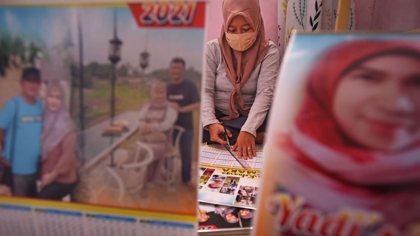 Momen Pergantian Tahun, Perajin Ini Buat Kalender Bergambar Foto Keluarga - Bagian 2