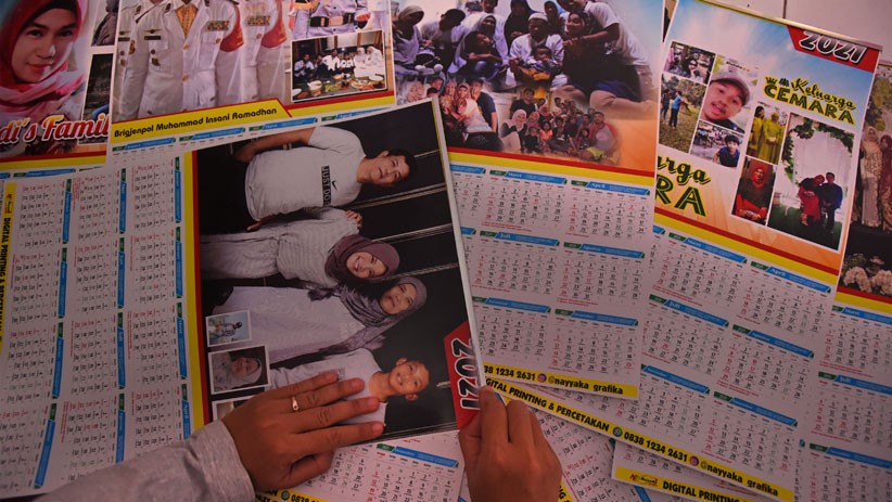 Momen Pergantian Tahun, Perajin Ini Buat Kalender Bergambar Foto Keluarga - Bagian 1