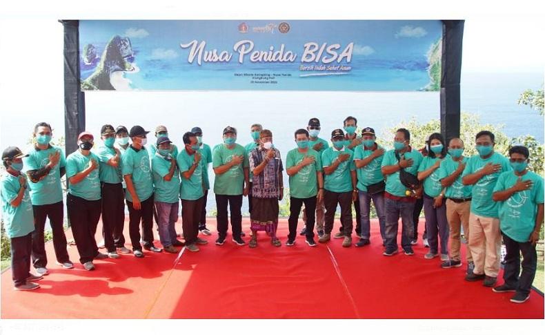 Bangkitkan Pariwisata Nusa Penida, Bupati Suwirta Serahkan Stimulus Dana Hibah ke Pelaku Wisata