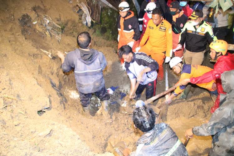 title Longsor di Lereng Gunung Lawu, 1 Tewas Tertimbun  Longsor di Lereng Gunung Lawu, 1 Tewas Tertimbun