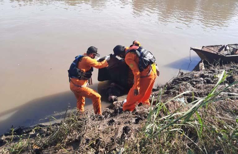 title Lompat dari Jembatan, Warga Sragen Tewas Tenggelam di Sungai Bengawan Solo Lompat dari Jembatan, Warga Sragen Tewas Tenggelam di Sungai Bengawan Solo