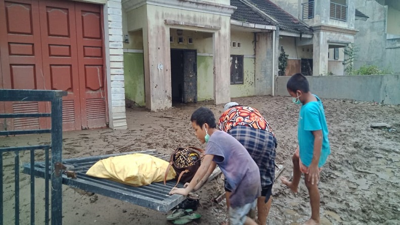 title Korban Banjir di De Flamboyan Medan Alami Stres dan Trauma Korban Banjir di De Flamboyan Medan Alami Stres dan Trauma