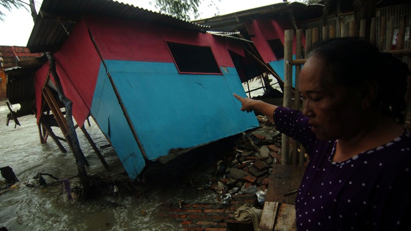 22 Warung Hancur Diterjang Gelombang Tinggi Pantai Utara