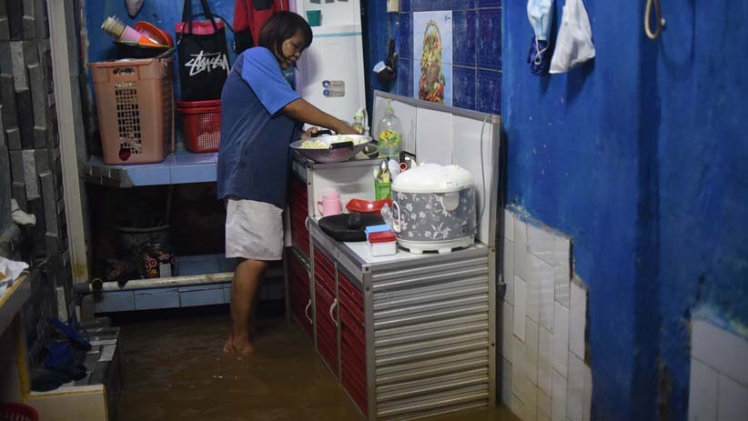 Hujan Deras Guyur Jakarta, Permukiman Warga Kampung Melayu Kebanjiran - Bagian 4