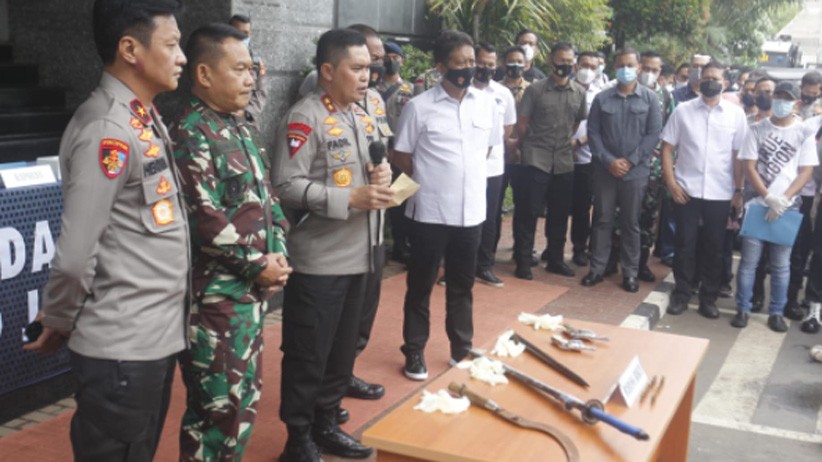 Ini Senjata Tajam dan Senjata Api Milik Pendukung Habib Rizieq - Bagian 3