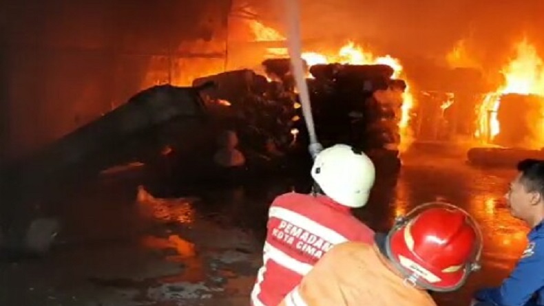 Pabrik Tekstil di Batujajar Terbakar, Seorang Petugas Damkar KBB Terluka