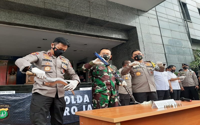 title Serang Polisi Pakai Senpi dan Sajam, 6 Diduga Pendukung Habib Rizieq Tewas Ditembak Serang Polisi Pakai Senpi dan Sajam, 6 Diduga Pendukung Habib Rizieq Tewas Ditembak