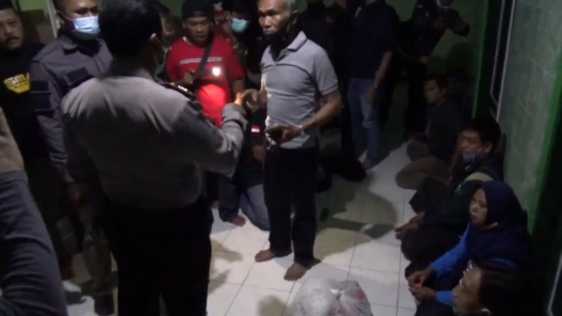 title Diduga Lakukan Politik Uang di Masjid, 6 Orang di Ponorogo Digerebek Warga Diduga Lakukan Politik Uang di Masjid, 6 Orang di Ponorogo Digerebek Warga