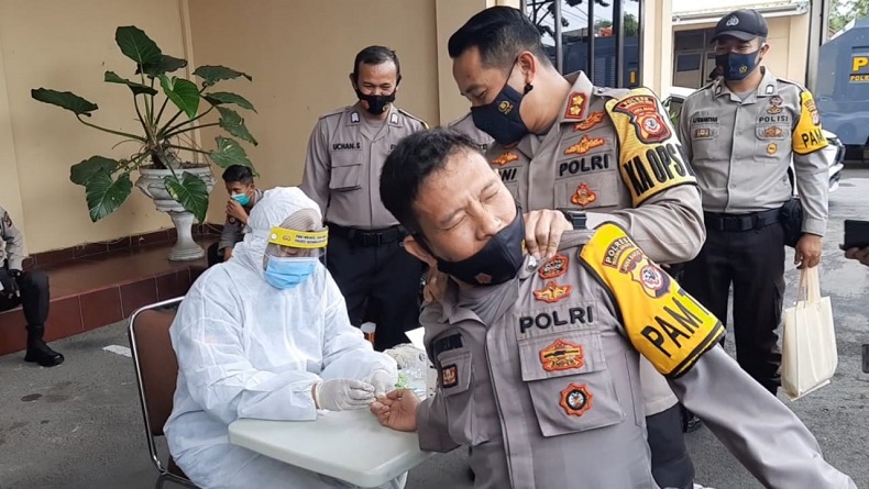 Lucu, Polisi di Tasikmalaya Takut Jarum saat Rapid Test Terpaksa Dipegangi Kapolres