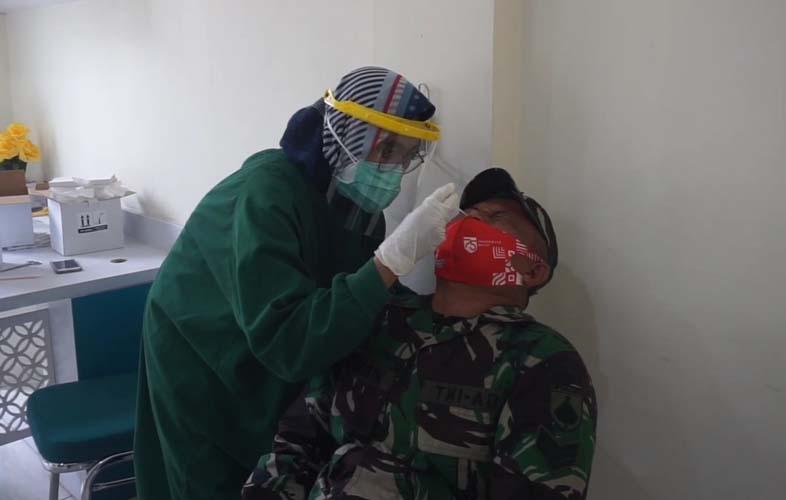 title Swab Test Jelang Pengamanan Pilkada, Prajurit TNI di Pekalongan Tak Tahan Geli dan Nyeri Swab Test Jelang Pengamanan Pilkada, Prajurit TNI di Pekalongan Tak Tahan Geli dan Nyeri