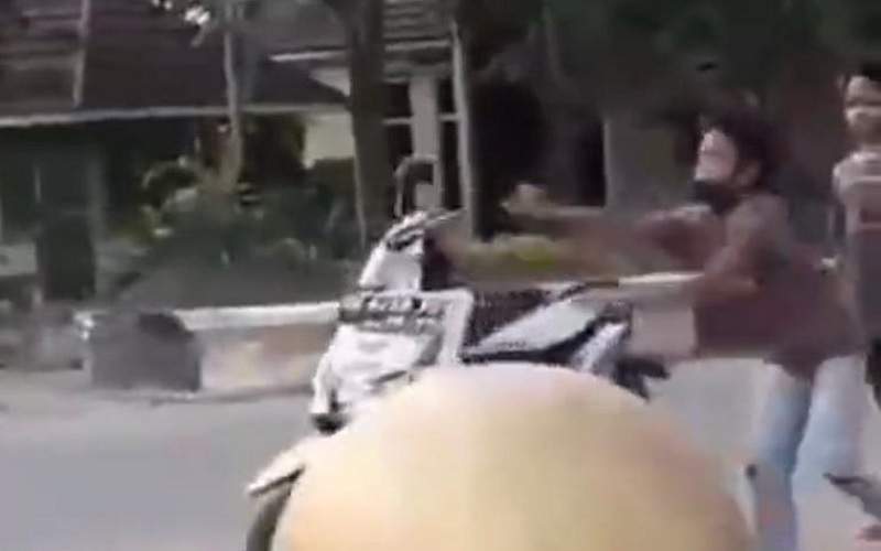 Video Viral Bocah Panik saat Ditilang Polisi, Motor Sampai Dilempar