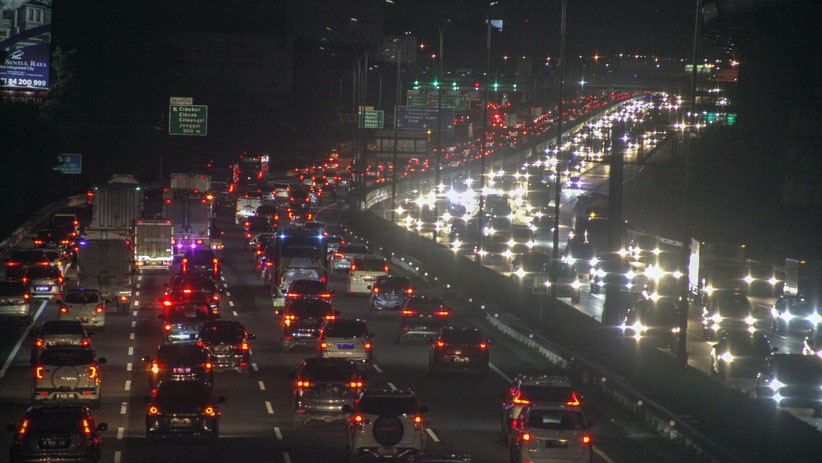 Jelang Libur Pilkada, Lalu Lintas Tol Jagorawi Padat - Bagian 1