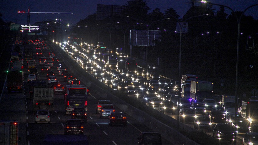 Jelang Libur Pilkada, Lalu Lintas Tol Jagorawi Padat - Bagian 2