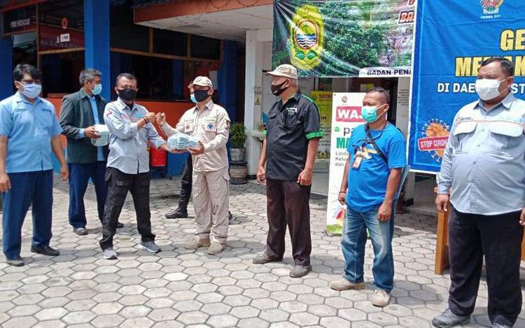 Dukung Pelaksanaan Pilkada FPRB Bantul Bagikan 75.000 Masker di TPS