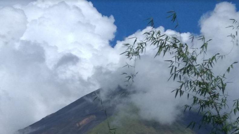 Gunung Karangetang Keluarkan Asap Putih Setinggi 300 Meter, Ada Aktivitas Kegempaan