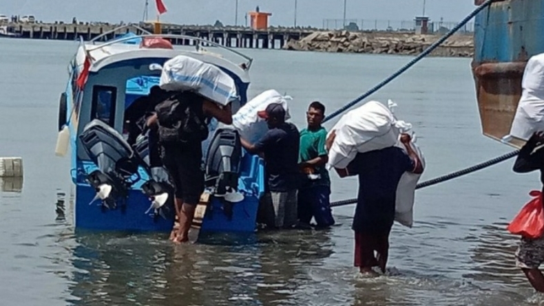 Logistik Pilkada Dikirim ke Buru Selatan, Dikawal Ketat Aparat