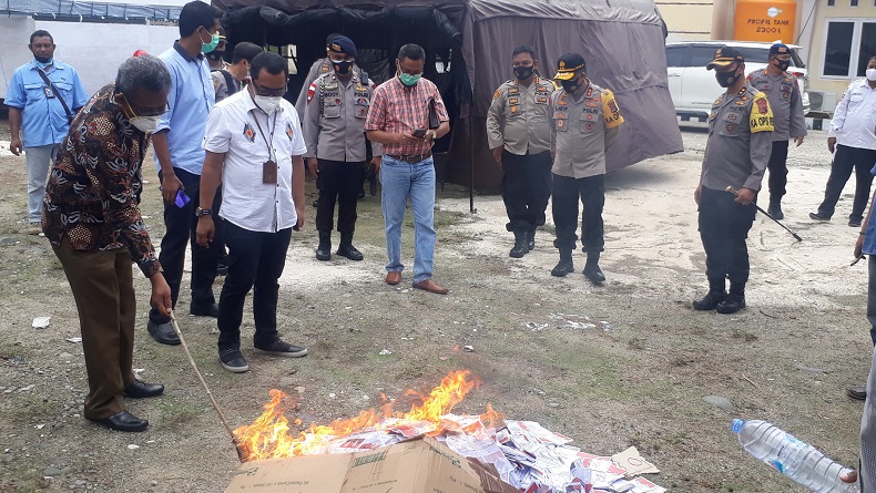 Pilkada Tinggal Hitungan Jam, KPU Sumba Timur Bakar 17.000 Surat Suara