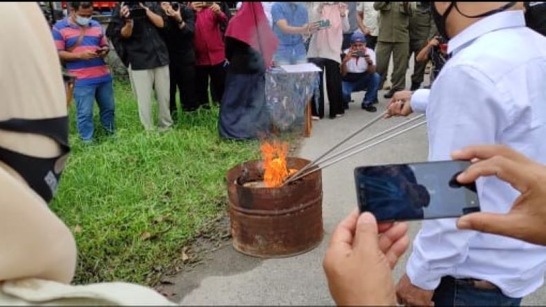 title KPU Bangka Barat Musnahkan 918 Lembar Surat Suara Rusak KPU Bangka Barat Musnahkan 918 Lembar Surat Suara Rusak