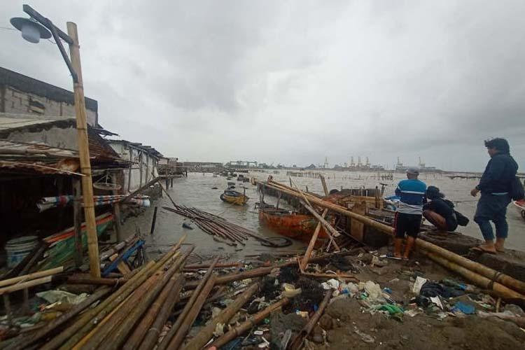 Tanggul Jebol Diterjang Ombak, 13 Rumah di Tambaklorok Semarang Rusak