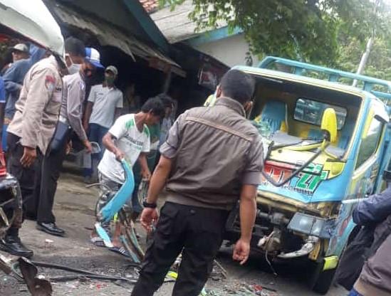 Truk Tabrak Angkot di Jatiluhur, Sopir dan Balita Tewas