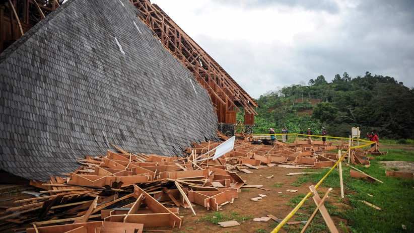 Atap Bangunan Geo Theater Sumedang Roboh Diterjang Angin Kencang