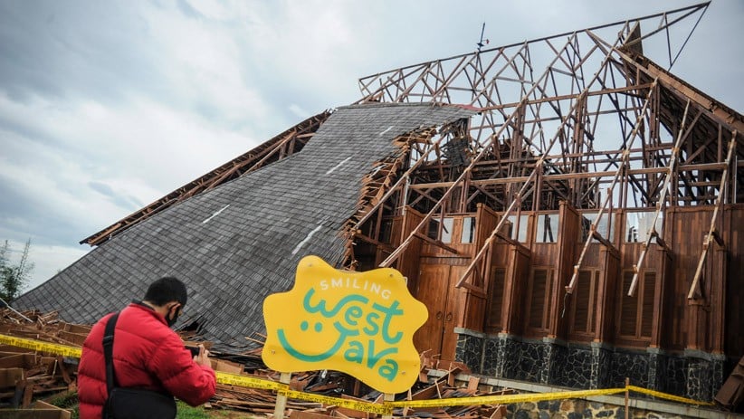 Atap Bangunan Geo Theater Sumedang Roboh Diterjang Angin Kencang