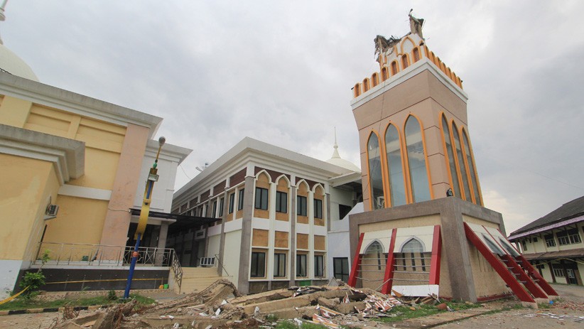 Menara Masjid Islamic Center Indramayu Roboh Diterjang Angin Kencang - Bagian 2