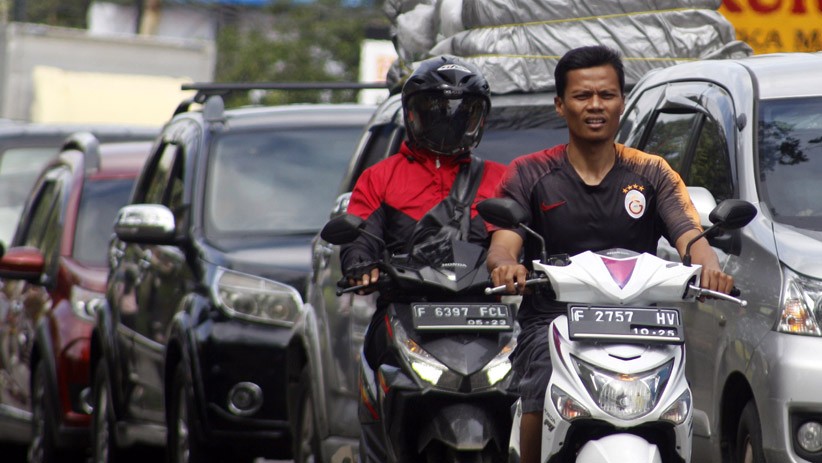 Libur Pilkada, Lalu Lintas Wisata Puncak Bogor Macet Panjang - Bagian 3