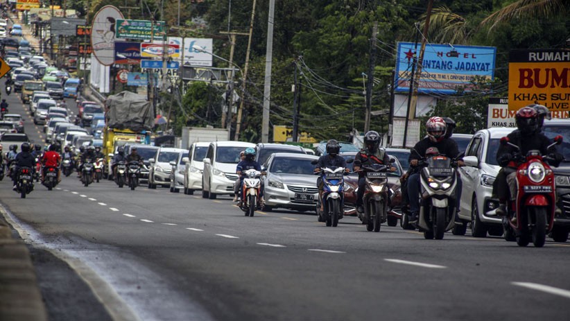 Libur Pilkada, Lalu Lintas Wisata Puncak Bogor Macet Panjang - Bagian 2