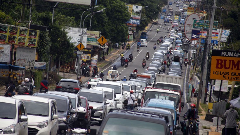 Libur Pilkada, Lalu Lintas Wisata Puncak Bogor Macet Panjang - Bagian 1