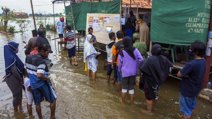 Antusiasme Warga Pekalongan Nyoblos di Tengah Bencana Banjir - Bagian 2