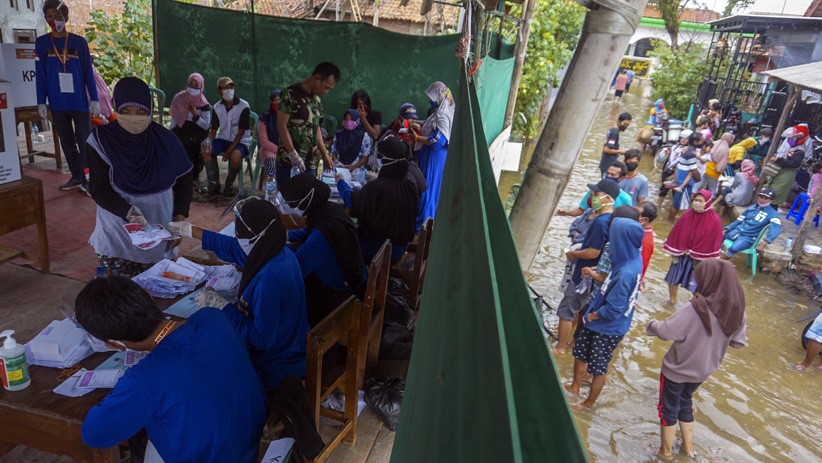 Antusiasme Warga Pekalongan Nyoblos di Tengah Bencana Banjir - Bagian 1